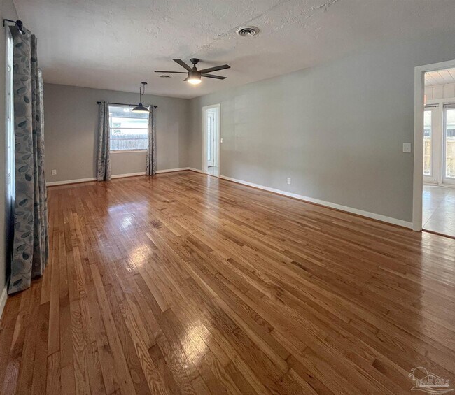 Building Photo - 5807 Aurora Ave
