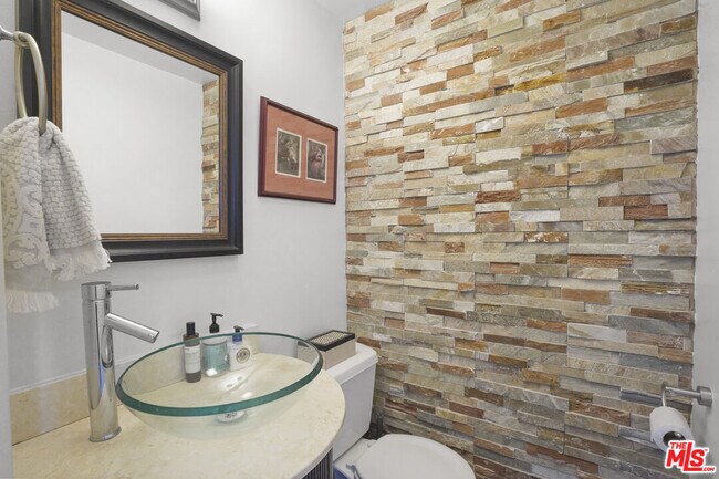 Building Photo - 1850 San Jacinto St