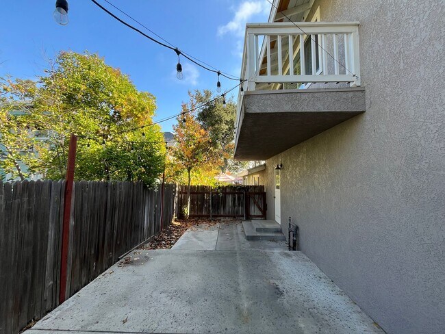 Building Photo - 1805 Oak St