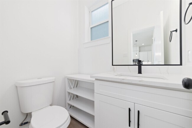 Building Photo - 810 Elkhart St