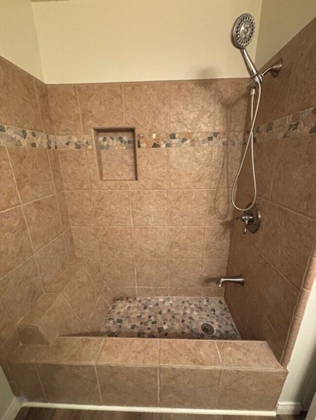 Building Photo - Clean 2 Bedroom / 1 Bathroom Condo Near Stockdale Hwy & Real Rd.