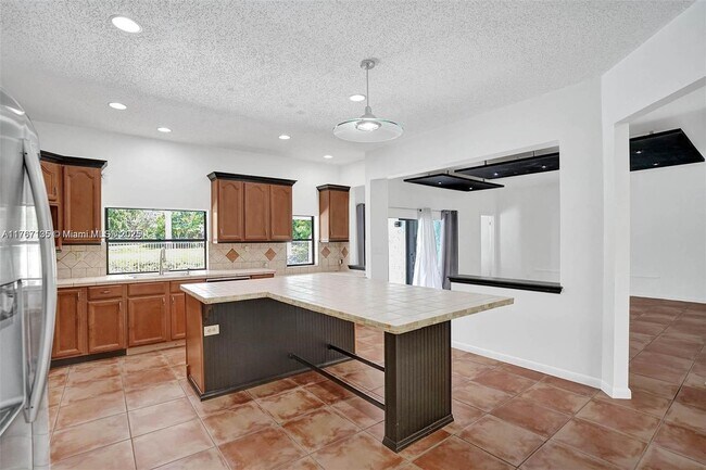 Building Photo - 16610 Royal Poinciana Ct
