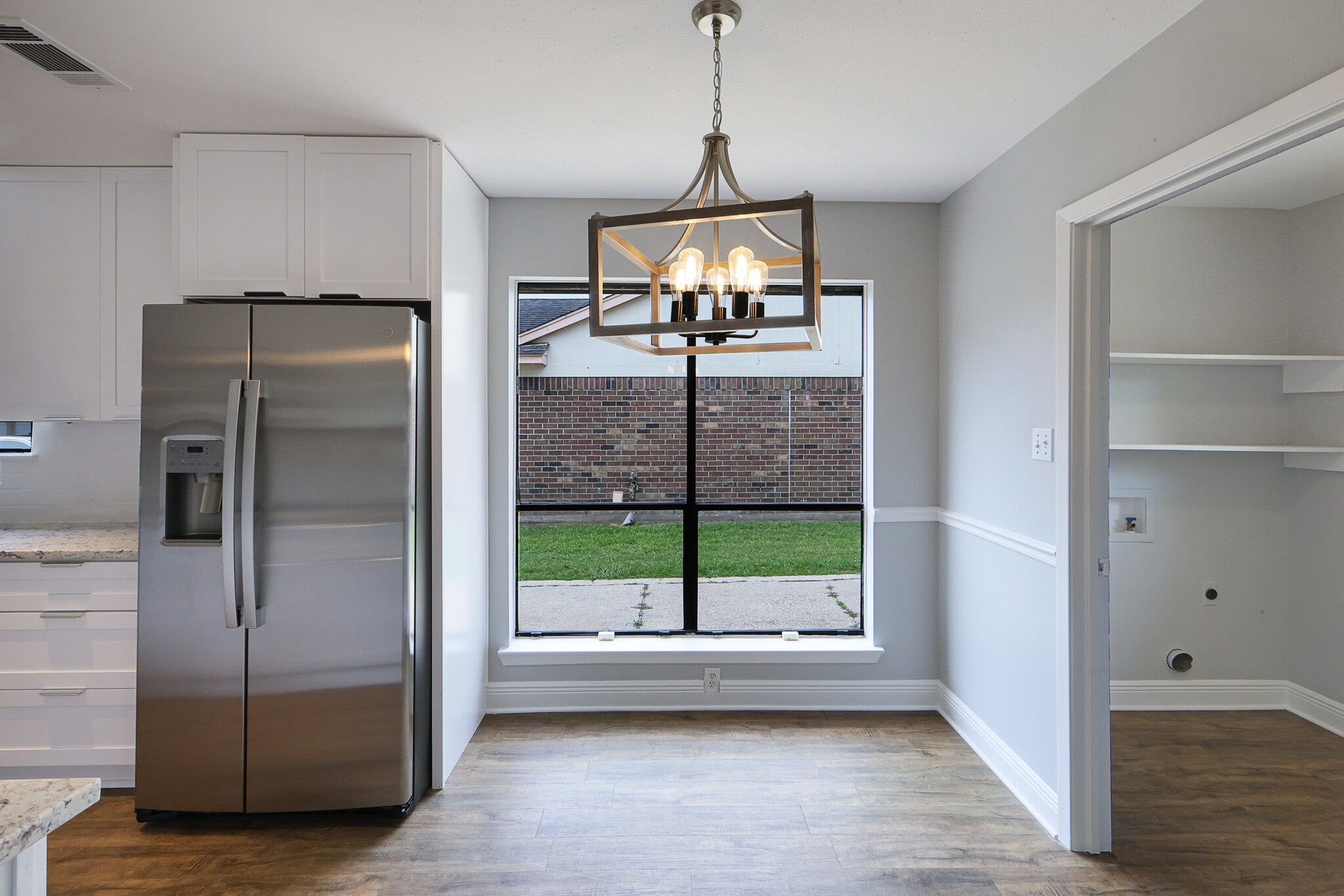 Kitchen/Breakfast Nook - 811 N Lake Verret Ct
