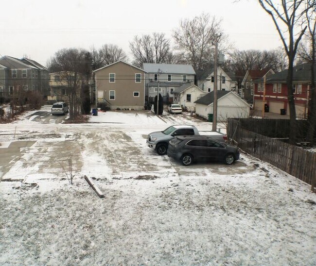 Building Photo - $900 | 1 BD RM, 1 Bath Apartment | Utiliti...