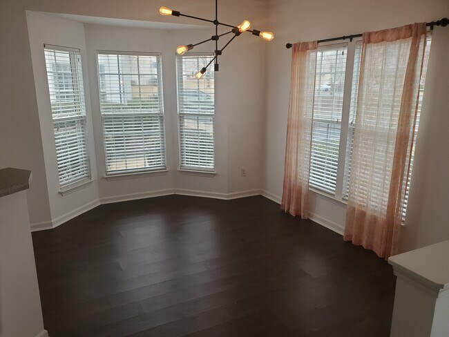 Dining area with bay window and tons of natural light. - 42 Gr-Pd-51