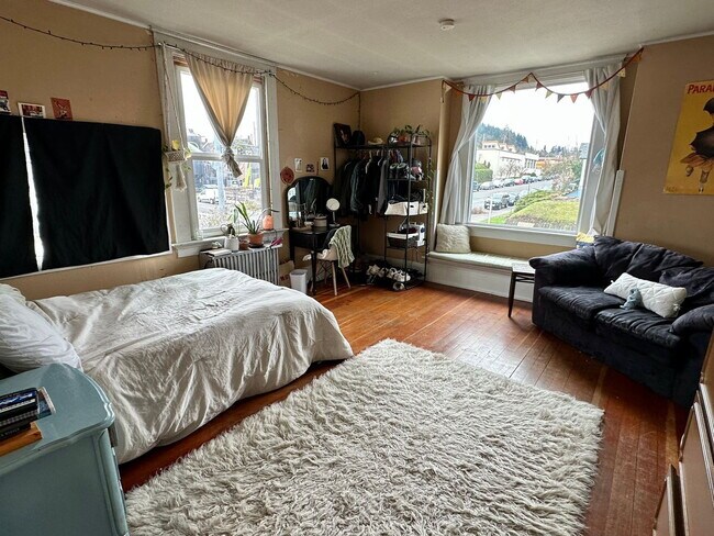 Building Photo - Spacious 7-Bed, 2-Bath Near Downtown Bellingham of Comfortable Living!