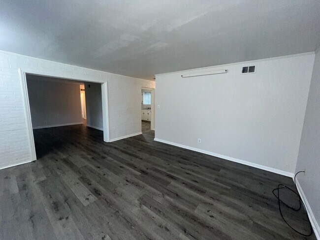 Building Photo - 4 bedroom  2 bathroom single family home