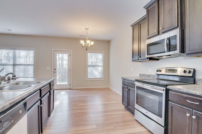 Building Photo - 3 Bedroom 2.5 Bath Townhouse