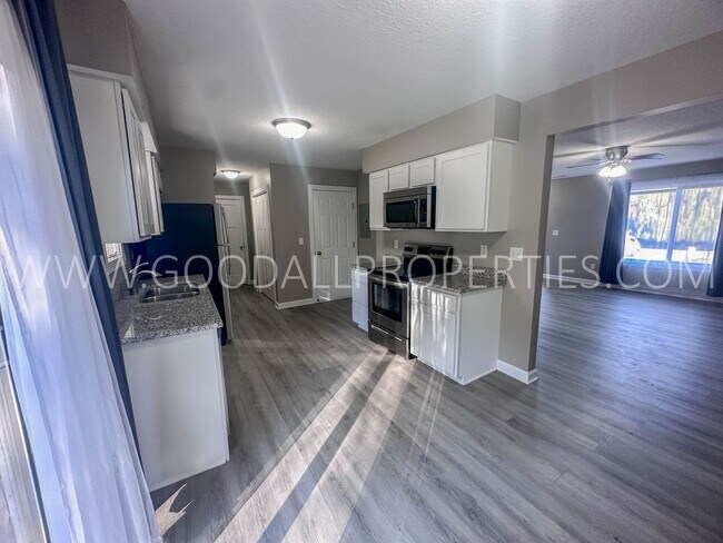 Building Photo - Rent Special $995 for the first 3 months of the lease!! 1.5-bath townhome in Van Meter, complete ...