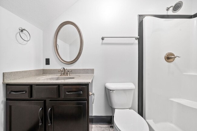 Building Photo - Pet Friendly Three Bedroom with Bonus in R...