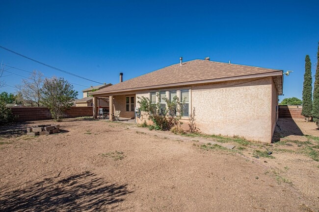 Building Photo - 3 Bedroom 2 Bathroom