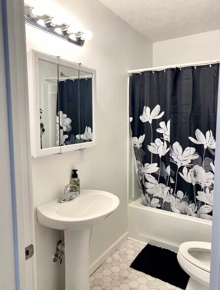 Building Photo - 312 Rosedale Ave