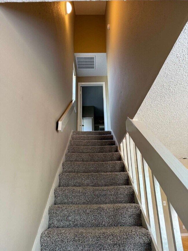 Building Photo - Private Condo Close to the Medical Center