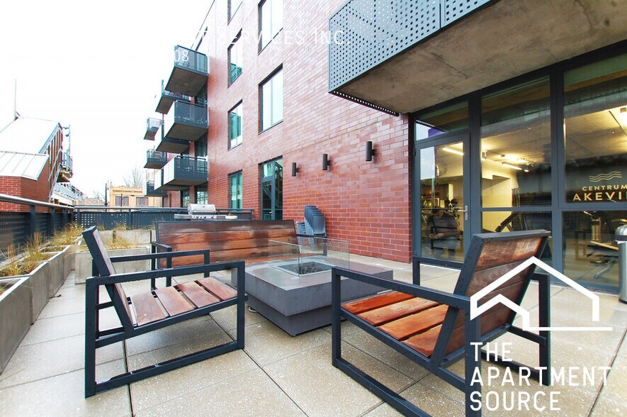 Building Photo - 1718 W Roscoe St