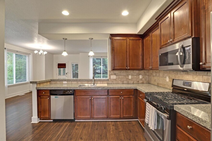 Building Photo - 10533 NE Avery Way