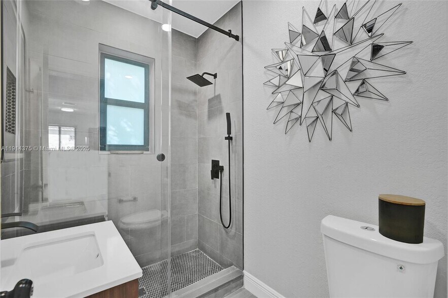 Building Photo - 11643 NE 11th Pl