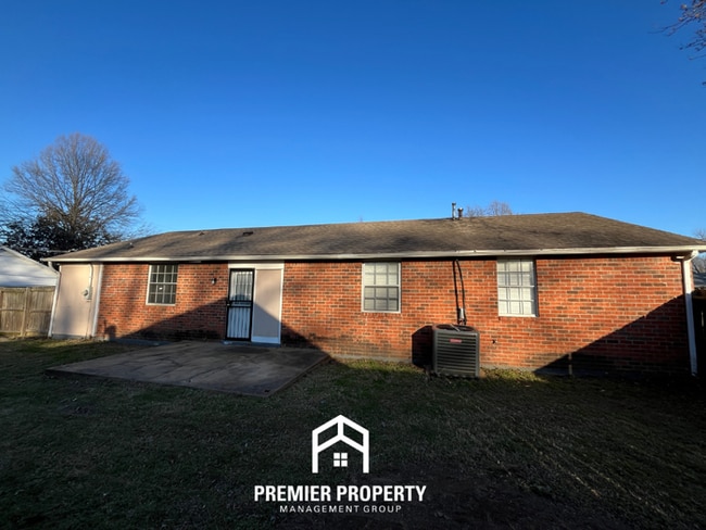 Building Photo - Spacious 3BR Memphis Home with Hardwood Floors, Dual Dining Areas & Fenced Yard