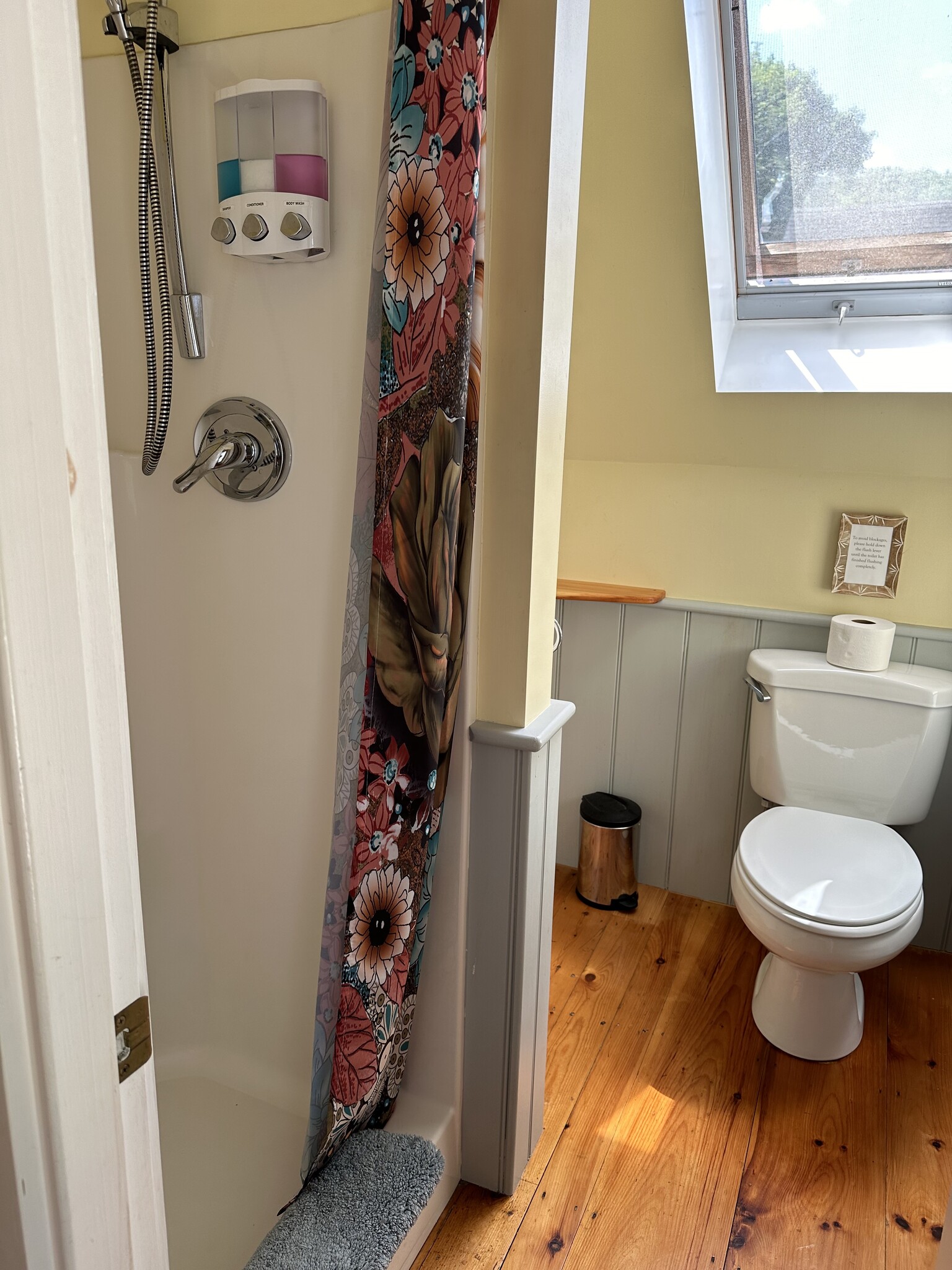 Bathroom en-suite with the Yellow Bedroom - 4 Bayview Sq