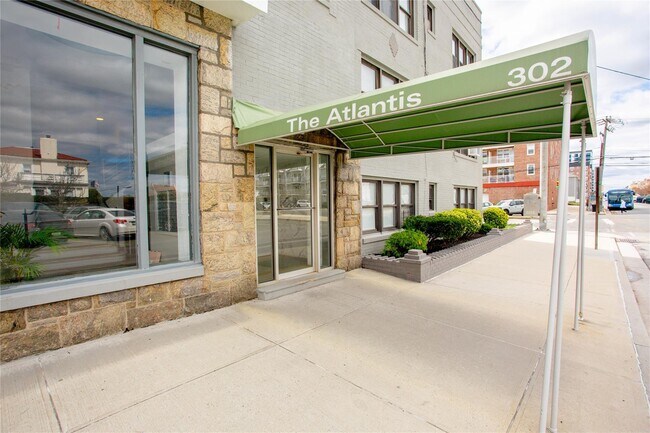 Building Photo - 302 E Broadway