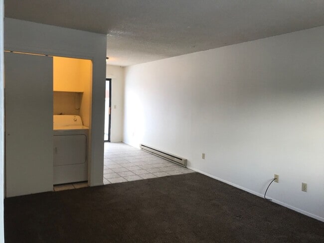 Building Photo - 2 Bedrooms 1 Bathroom-Pet Friendly