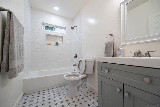 Building Photo - Van Dyke Triplex
