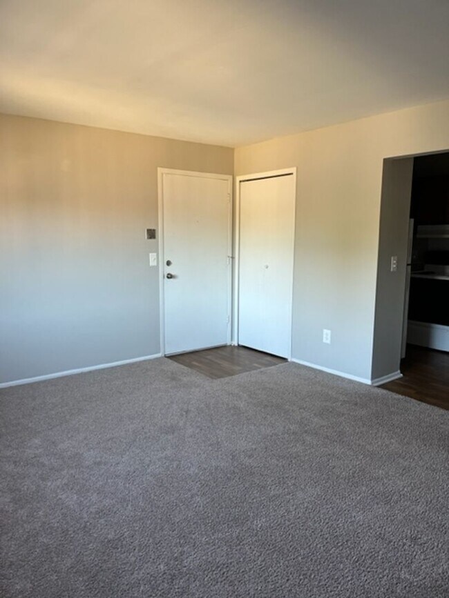 Building Photo - Charming 1 bedroom/1 bathroom apartment ne...