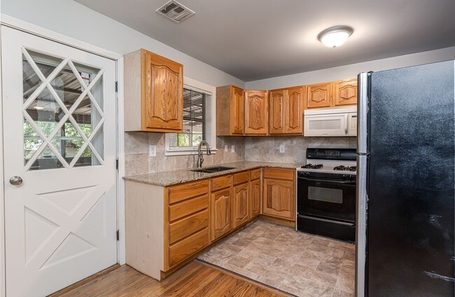 Building Photo - Berryhill 3 bedroom, 2 bath on oversized lot.