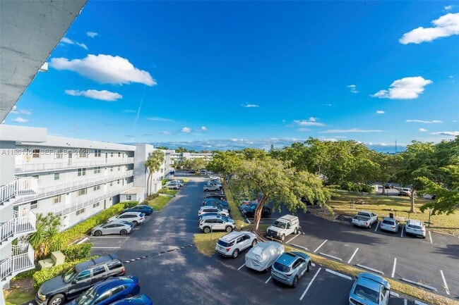 Building Photo - 120 Royal Pk Dr