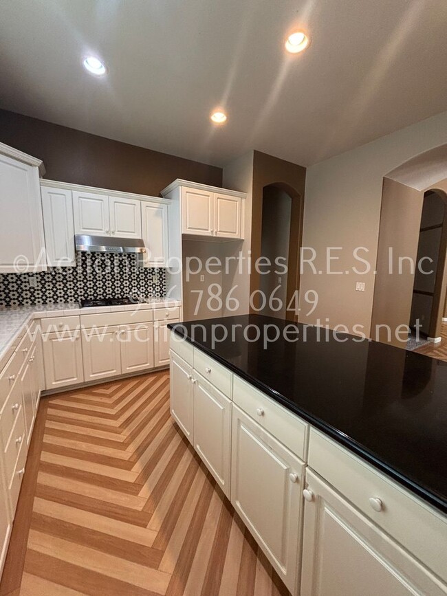 Building Photo - Single Story, Possible In-law or Great Hom...