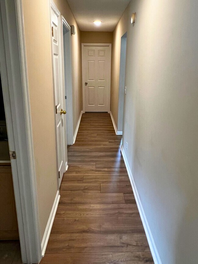 Building Photo - Charming 4/2 with fenced in yard