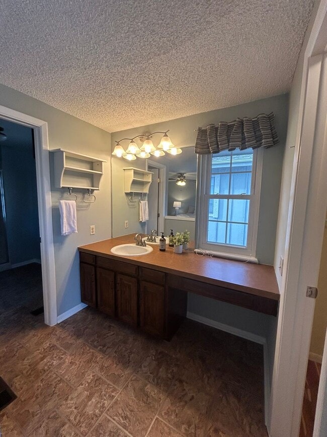 Building Photo - 5 BR/3 1/2 BA in the Desirable Meadowglen Community!!