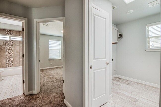 Building Photo - Beautiful 4 bed/2.5 baths in the desirable...