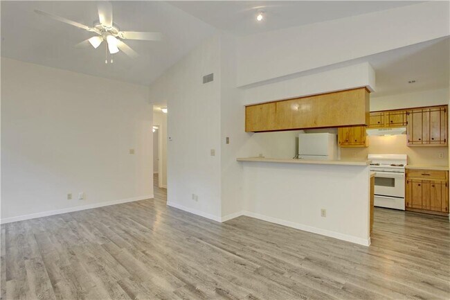 Building Photo - 1409 Waterloo Tr