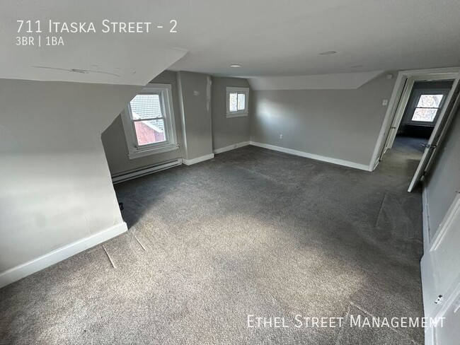 Building Photo - Spacious Three-Bedroom Apartment On The So...