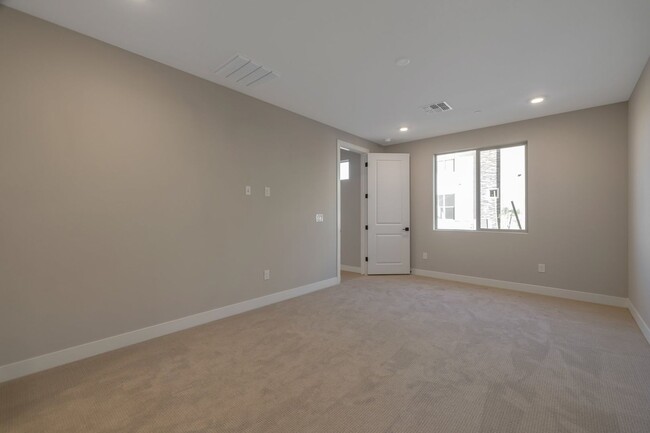 Building Photo - 2121 W Sonoran Desert Dr