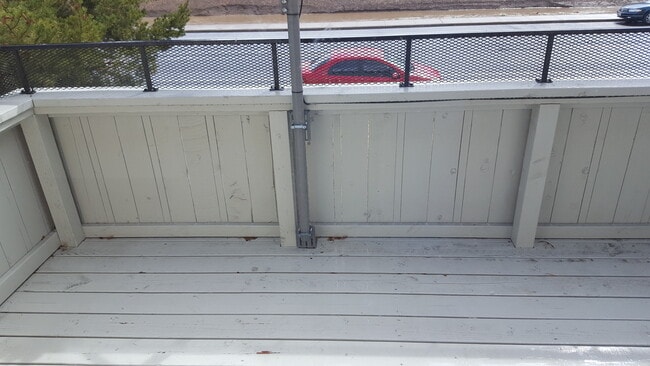 Building Photo - VERY NICE 2 BED/1 BATH 2ND FLOOR CONDO - N...