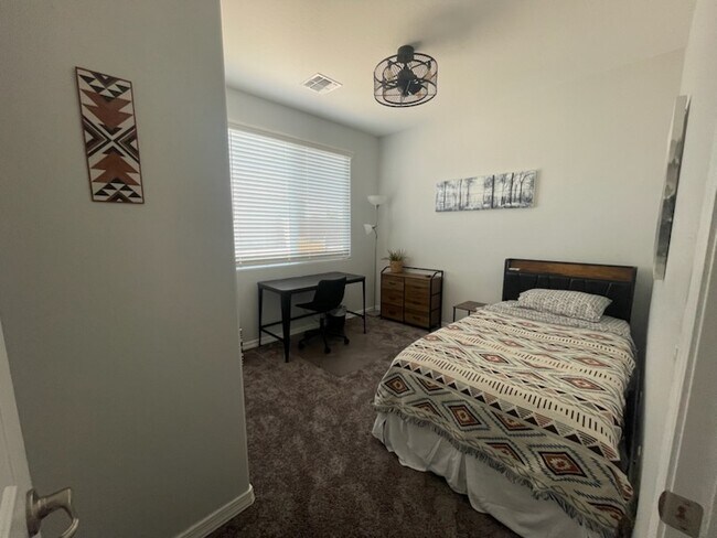 Building Photo - 6255 Goldfinch Dr