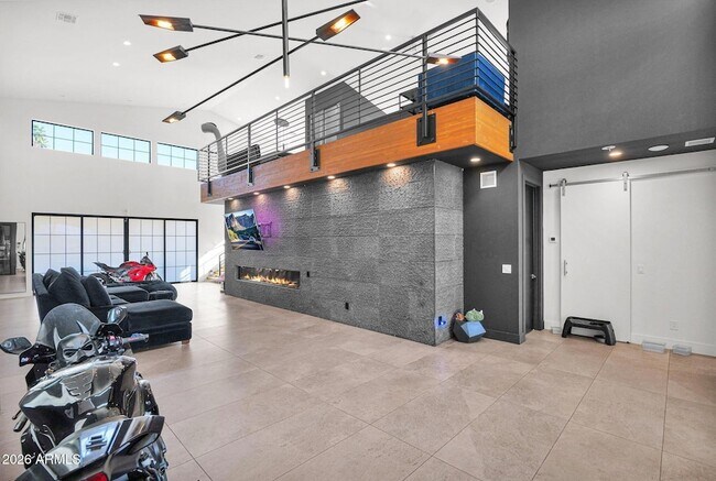 Building Photo - 8430 S 10th Ln