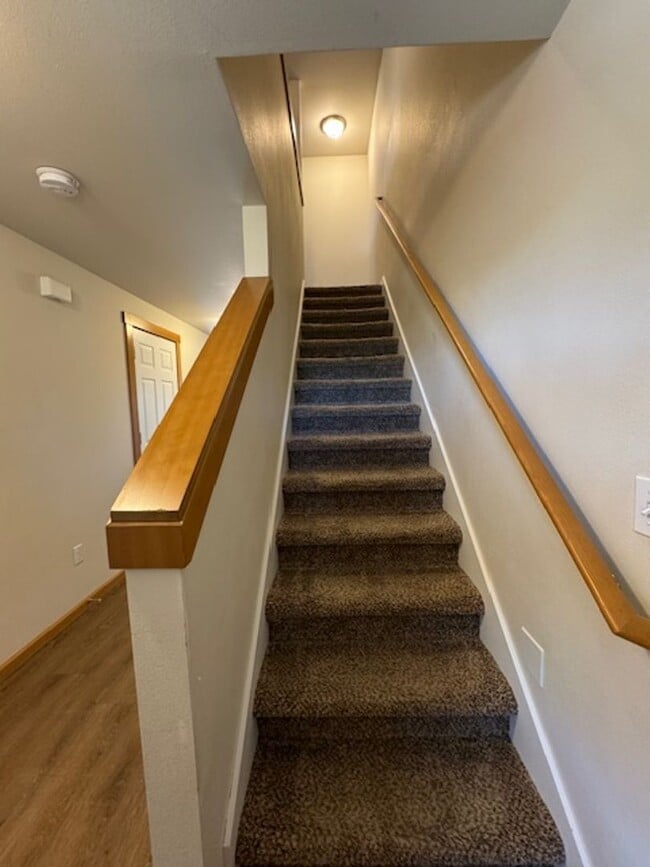 Building Photo - 2 Bedroom Townhouse with a fenced backyard!