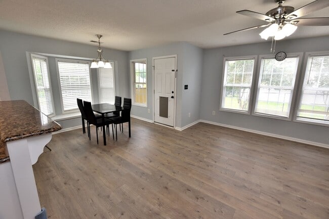 Building Photo - 496 Carnation Ct