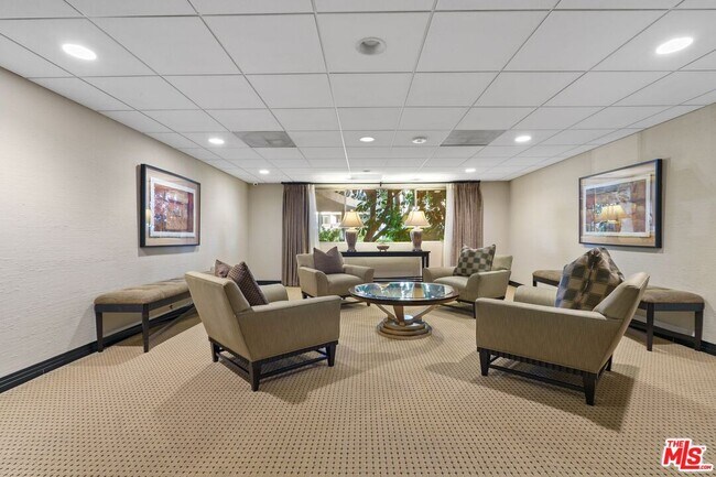 Building Photo - 100 S Doheny Dr