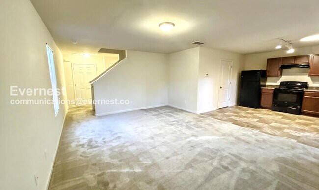 Building Photo - 3 Bed/3 Bath Home with Garage / Pet-Friendly / Available Now!