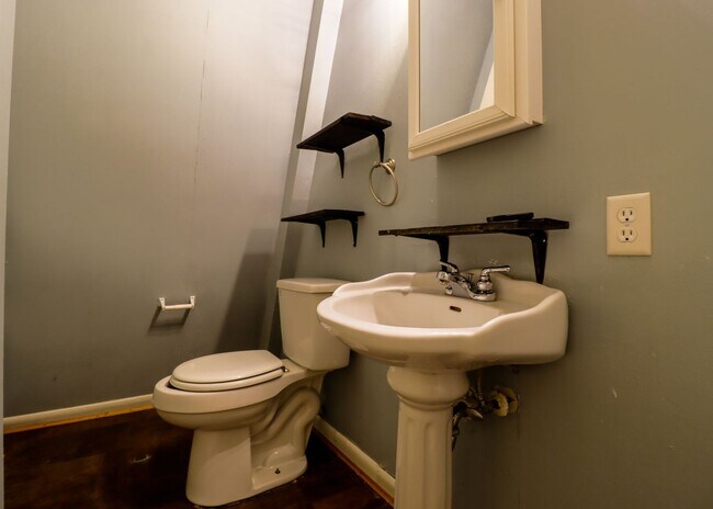 Building Photo - 2 Bed/1 Bath House
