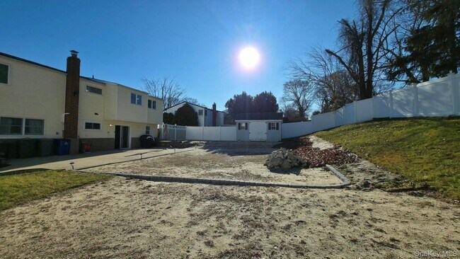 Building Photo - 4 Willow St