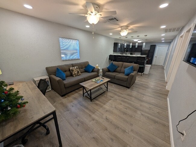 Building Photo - 511 Goliad St