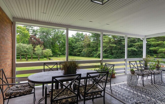 Building Photo - 10 Old Westbury Rd