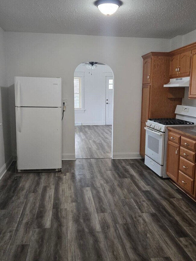 Building Photo - Country living in the city!!!