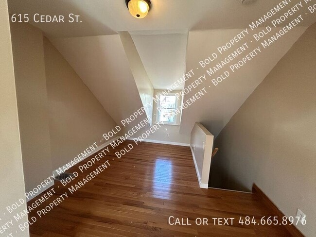 Primary Photo - 615 Cedar St