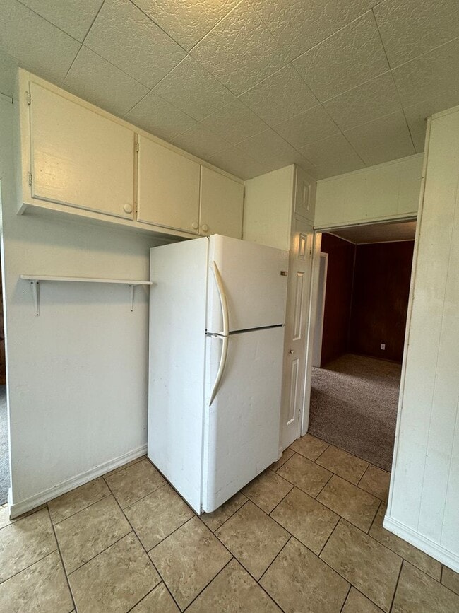 Building Photo - 3 bed 1 bath house with large yard/garden area