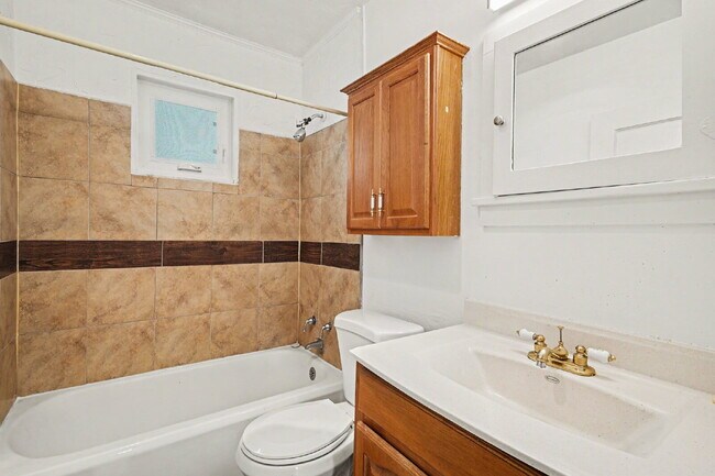 Building Photo - Charming 2-Bedroom Wheat Ridge Bungalow Near Sloan’s Lake - Available Now!